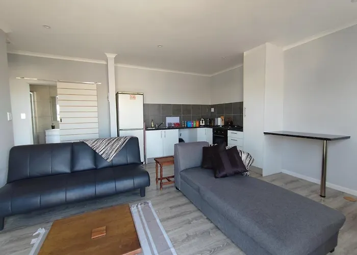 Lovely 2 Bedroom Condo With Balcony And A View!