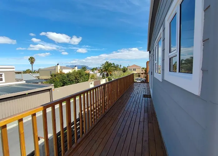 Lovely 2 Bedroom Condo With Balcony And A View!