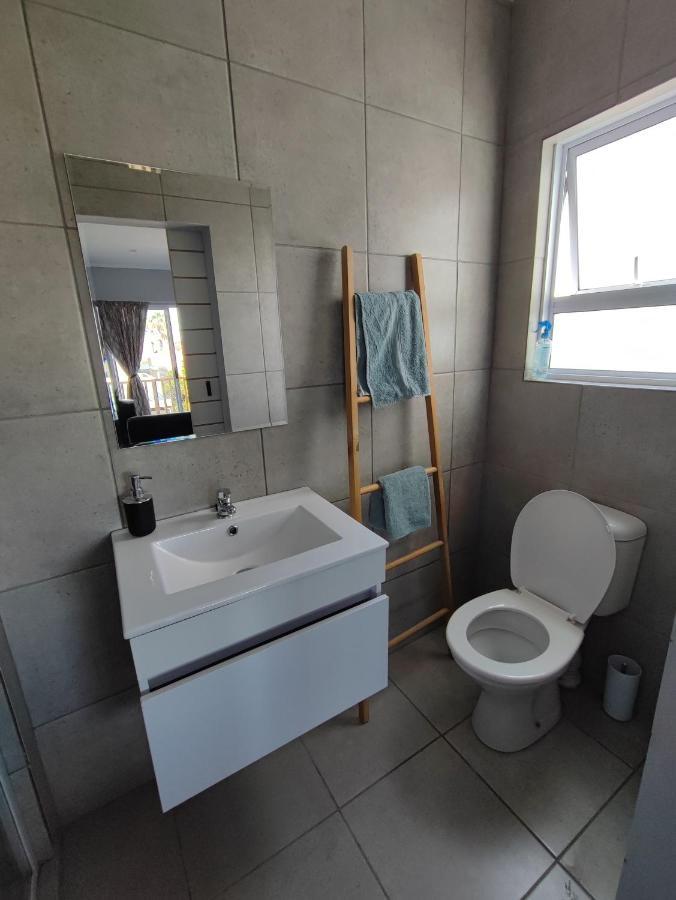 Lovely 2 Bedroom With Balcony And A View! *