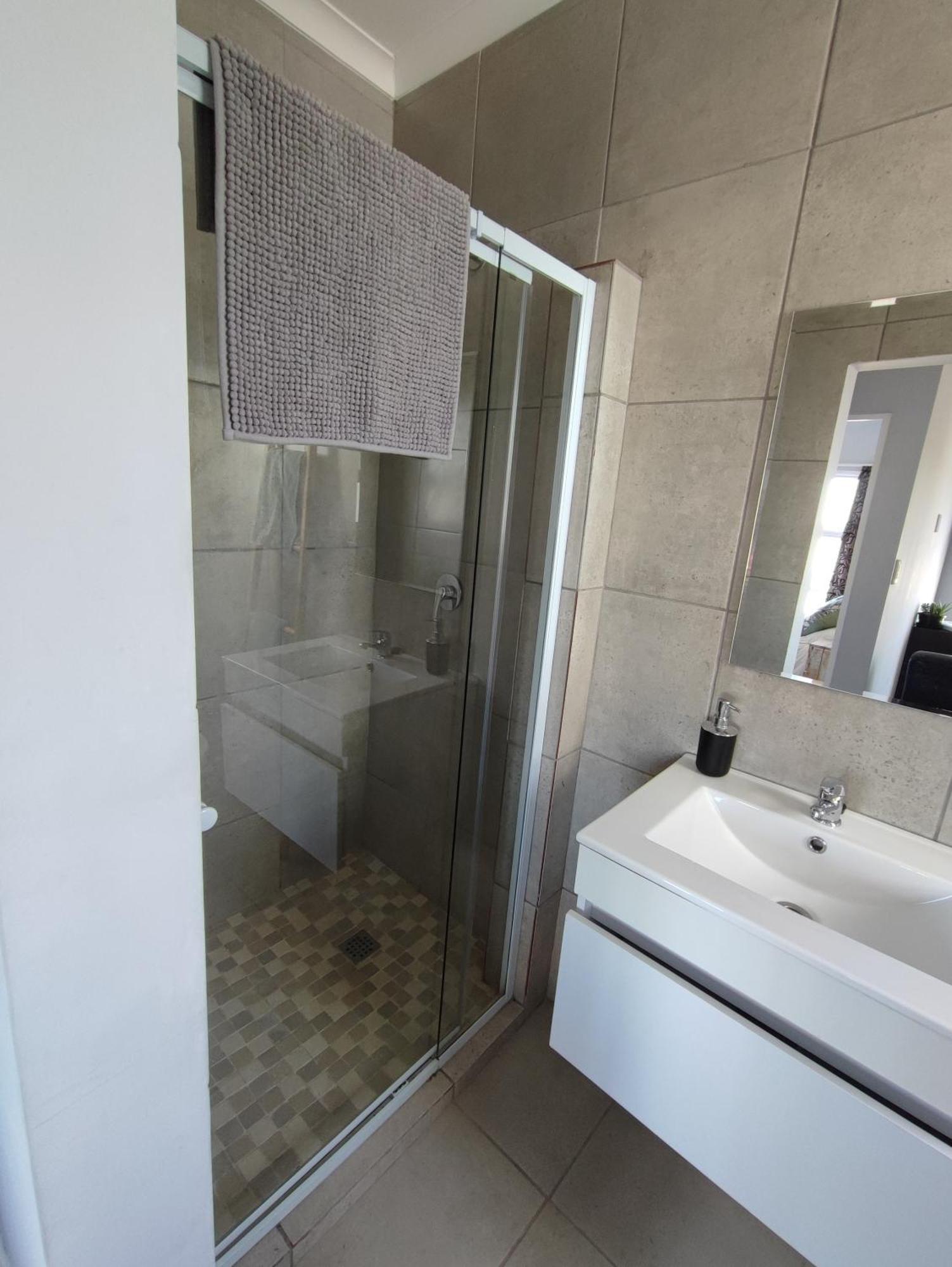 Lovely 2 Bedroom With Balcony And A View! *