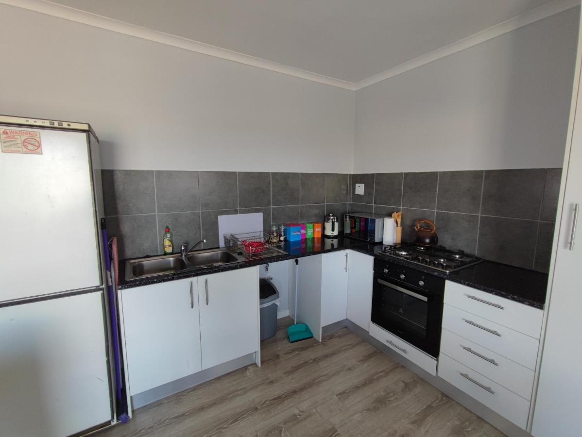 Apartment Lovely 2 Bedroom With Balcony And A View!