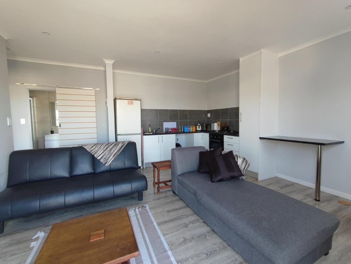 Lovely 2 Bedroom With Balcony And A View! Kapstadt