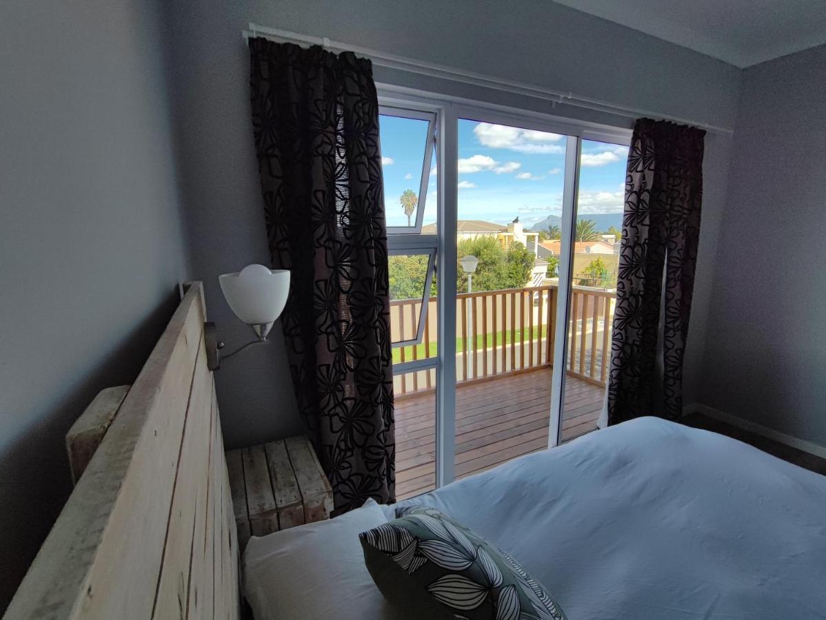 Lovely 2 Bedroom With Balcony And A View! *