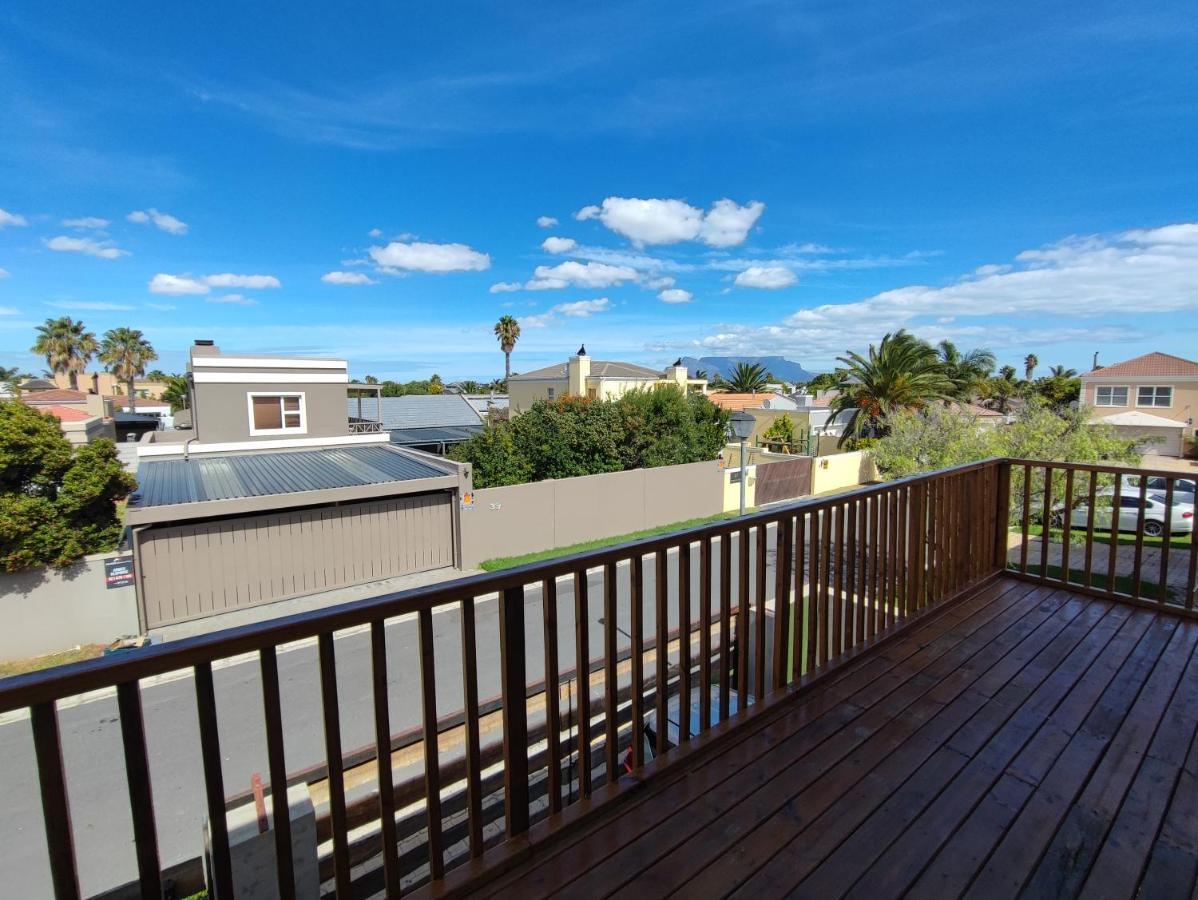 Lovely 2 Bedroom With Balcony And A View!