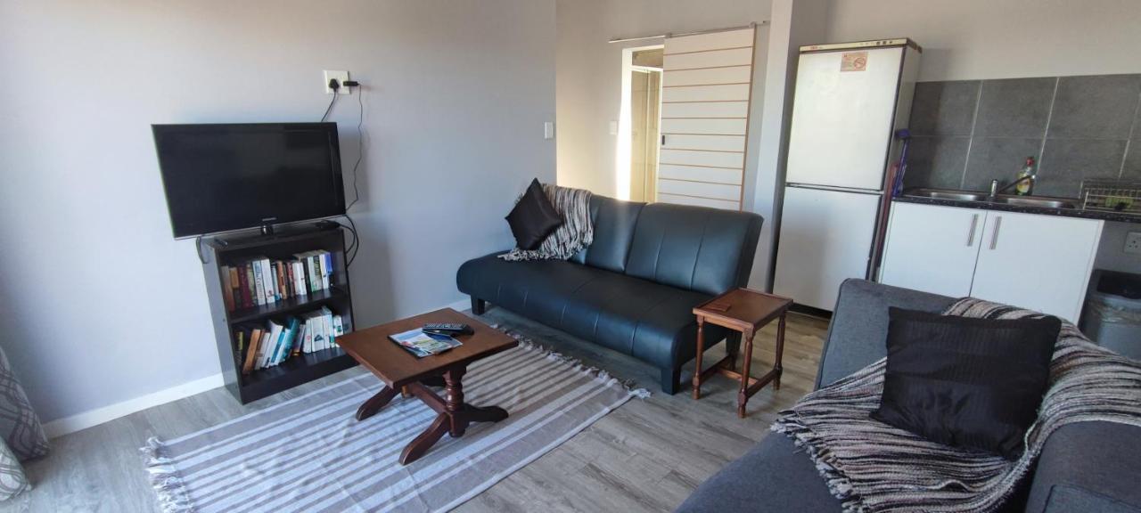 Apartment Lovely 2 Bedroom With Balcony And A View!